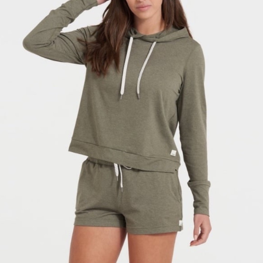 NWOT Vuori Halo performance shorts size small Green